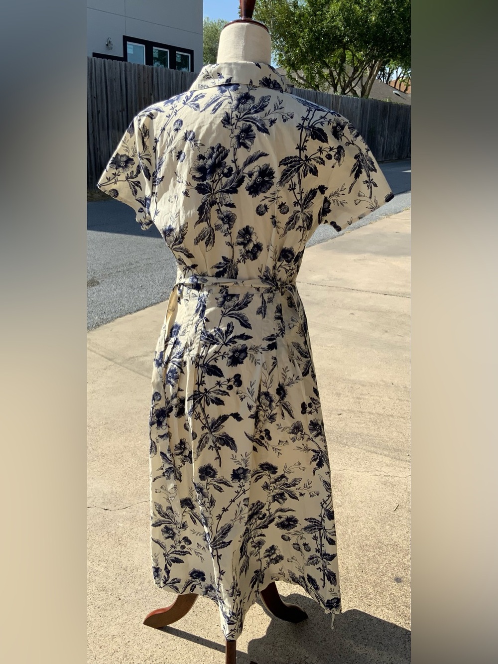 Women's Aakaa Floral Button Down Midi Dress Beige Navy Size Medium - Picture 2 of 11